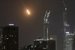 Iran tiến hành đợt không kích mới, Houthi tuyên bố tham gia xung đột với Israel, Mỹ