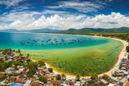 Làng chài hoang sơ quanh Mũi Vi Rồng