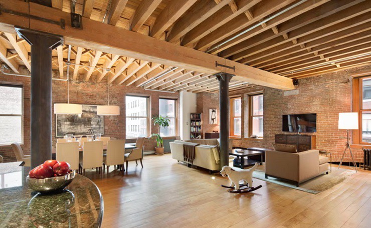 Một trong những thương vụ gây chú ý nhất là cặp penthouse liền kề tại khu TriBeCa, New York, từng thuộc sở hữu của đạo diễn Chúa tể những chiếc nhẫn – Peter Jackson. Swift mua lại và cải tạo thành một căn hộ sang trọng với 10 phòng ngủ và cầu thang xoắn ấn tượng.
