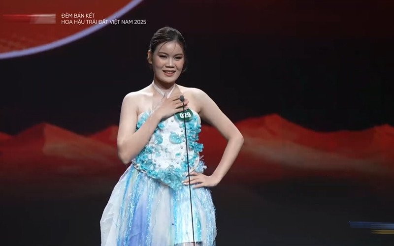 Thí sinh hoa hậu catwalk với đồ tái chế từ bao tải, diễn áo tắm rực lửa - 3