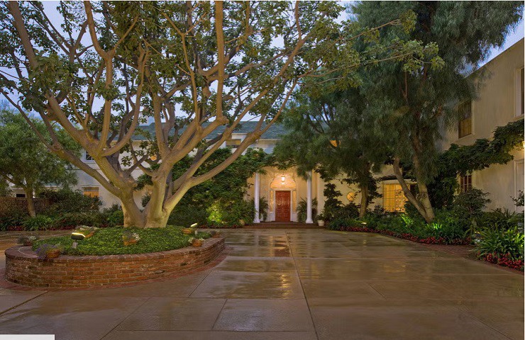 Ngoài ra, dinh thự ở Beverly Hills – từng thuộc về nhà sản xuất phim Samuel Goldwyn – cũng là một điểm nhấn, với diện tích gần 1.000m², đang được khôi phục và công nhận là di tích lịch sử theo ý nguyện của chính Swift.
