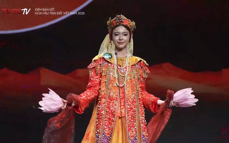 Thí sinh hoa hậu catwalk với đồ tái chế từ bao tải, diễn áo tắm rực lửa - 4