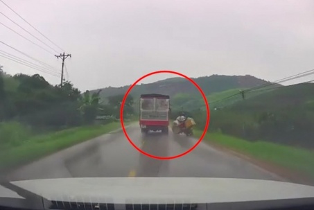 Clip: Kinh hoàng xe máy lộn nhiều vòng sau khi bị ô tô tải tạt đầu