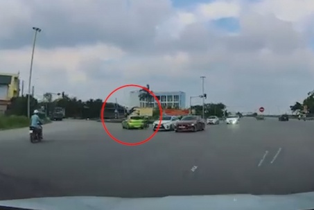 Clip: Nam thanh niên lộn nhào trên không, bay qua nóc ô tô sau va chạm cực mạnh