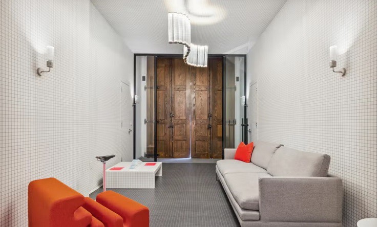 Trong khi đó, căn hộ ở New York từng bị cháy nhỏ do một cây nến gây ra cũng đang được sửa sang lại. Dù gặp trục trặc nhỏ, danh mục bất động sản của Swift vẫn cực kỳ bền vững và đang được mở rộng theo kế hoạch dài hạn.
