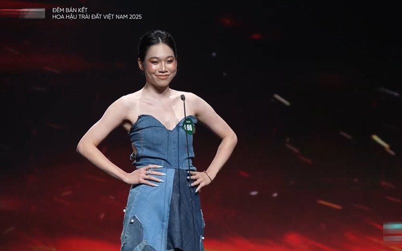 Thí sinh hoa hậu catwalk với đồ tái chế từ bao tải, diễn áo tắm rực lửa - 7