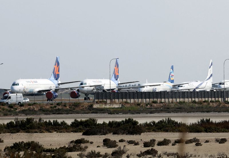 Máy bay thuộc hãng hàng không nhà nước El Al và Israir của Israel cùng nhiều hãng hàng không khác đang đỗ tại Sân bay quốc tế Larnaca, ở Larnaca, Síp