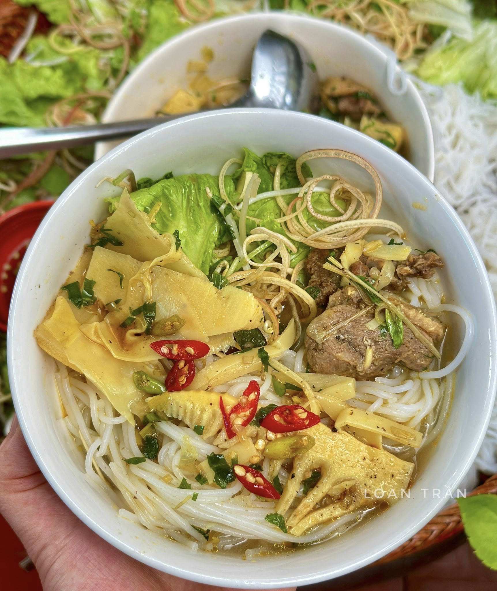 Vịt nấu xáo măng ăn cùng cơm nóng hoặc bún đều rất hợp.