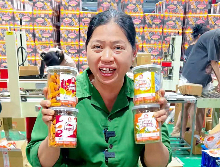 Các sản phẩm thương hiệu Ăn Cùng Bà Tuyết đang bán rầm rộ trên mạng xã hội với lượt mua cực khủng.