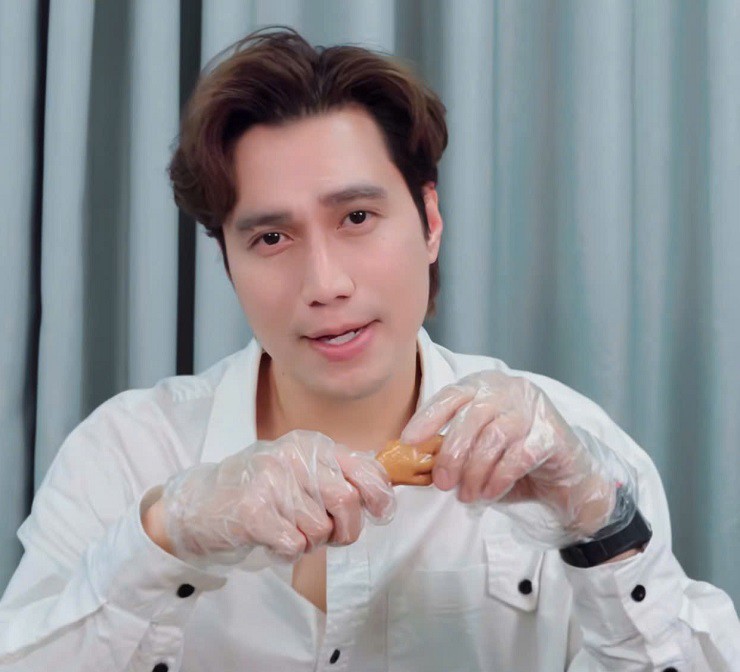 Diễn viên Việt Anh tích cực quảng cáo chân gà ăn liền mang thương hiệu riêng của anh.