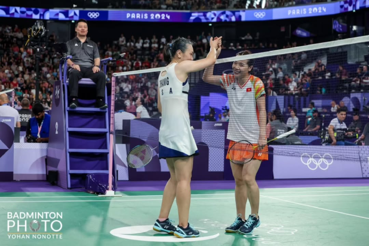 Zhang (bên trái) từng thắng Linh (bên phải) trong cả hai lần họ đối đầu. Trận gần nhất Linh thua Zhang ở Olympic 2024
