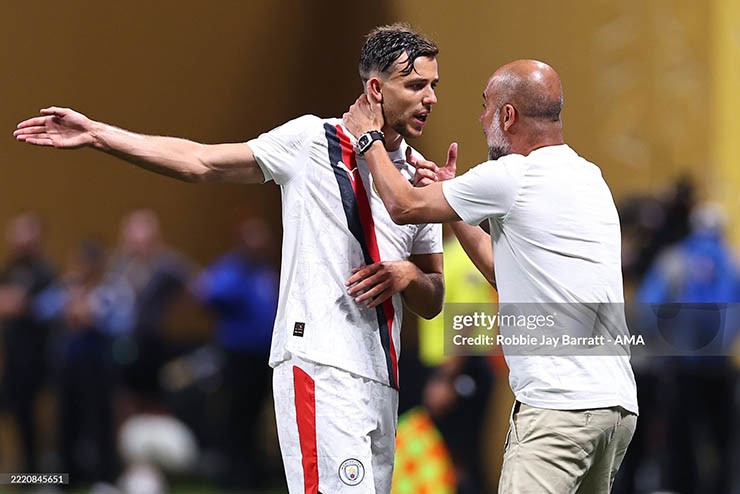 HLV Pep Guardiola chỉ đạo cầu thủ trong trận đấu với Al Ain