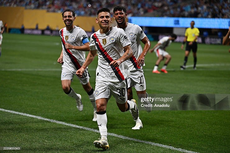 Echeverri ghi bàn từ quả đá phạt