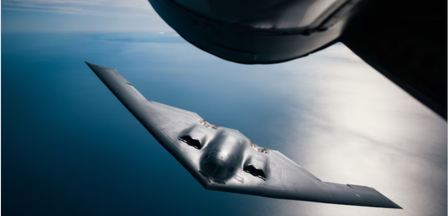 B-2 Spirit là máy bay ném bom đa năng có khả năng mang theo cả vũ khí thông thường và vũ khí hạt nhân