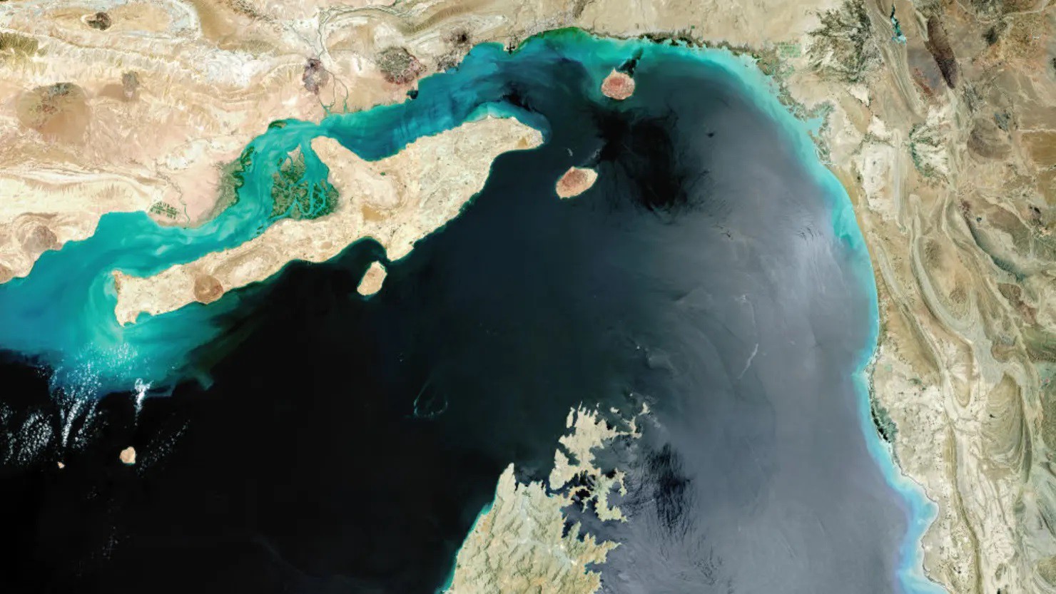 Hình ảnh vệ tinh của eo biển Hormuz, một điểm nghẽn hàng hải chiến lược với Iran nằm ở phía trên cùng, Đảo Qeshm và Các Tiểu vương quốc Ả Rập Thống nhất ở phía Nam.&nbsp;