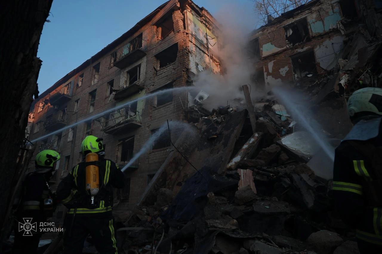 Tòa chung cư ở Kiev hư hại nghiêm trọng (ảnh: Reuters)
