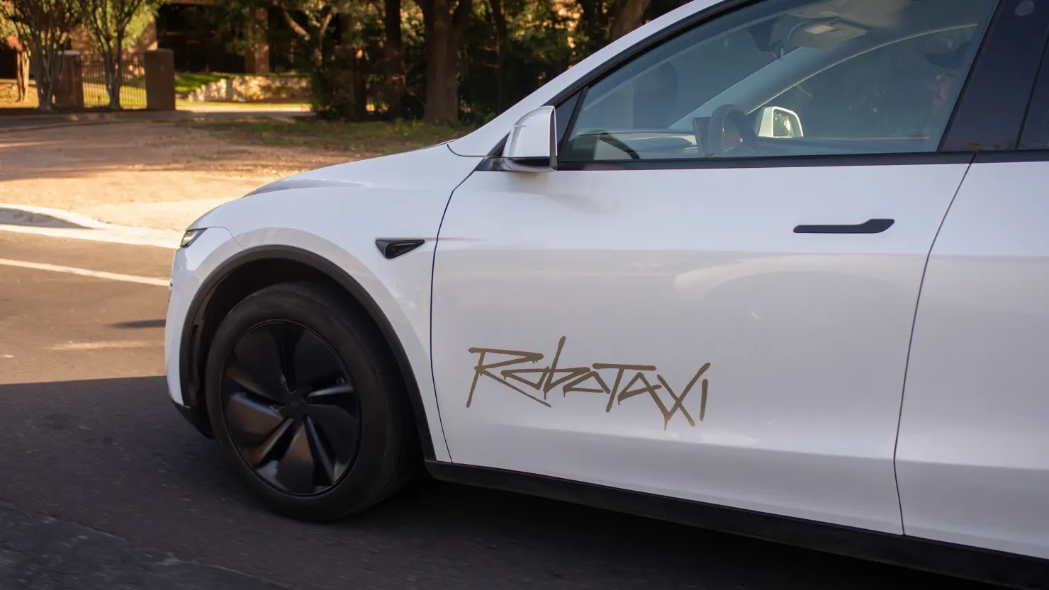 Một chiếc taxi robot của Tesla Inc. trên phố Oltorf ở Austin, Texas, Hoa Kỳ, vào Chủ Nhật, ngày 22 tháng 6 năm 2025.&nbsp;