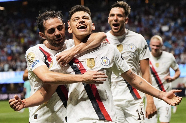 Cầu thủ Man City ăn mừng chiến thắng đậm trước đối thủ