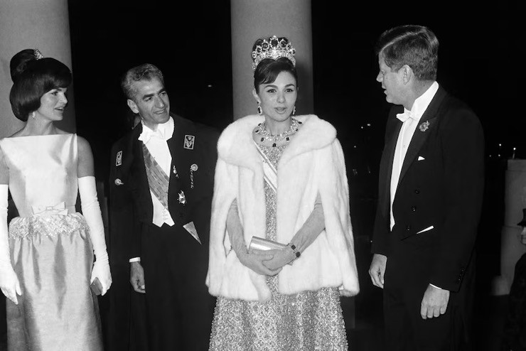 Vua Iran Mohammad Reza Pahlavi (thứ hai từ trái sang) và vợ (thứ hai từ phải sang) gặp Tổng thống Mỹ John F Kennedy vào năm 1962. Ảnh: AFP.
