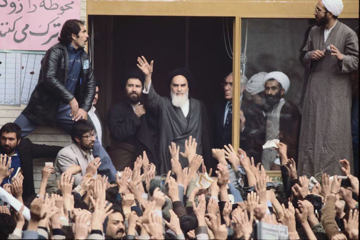 Đại giáo chủ Ruhollah Khomeini trở về nước sau Cách mạng Hồi giáo thành công năm 1979. Ảnh: Getty.