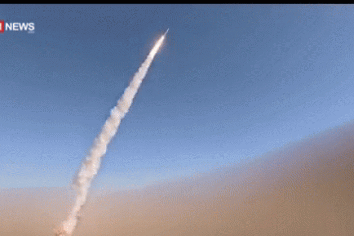 Iran lần đầu phóng tên lửa đa đầu đạn tấn công Israel