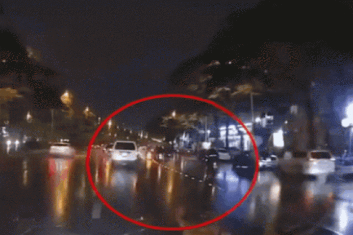 Một ngày, 3 vụ xe máy đâm vào hàng rào phân cách Võ Chí Công, Phạm Văn Đồng
