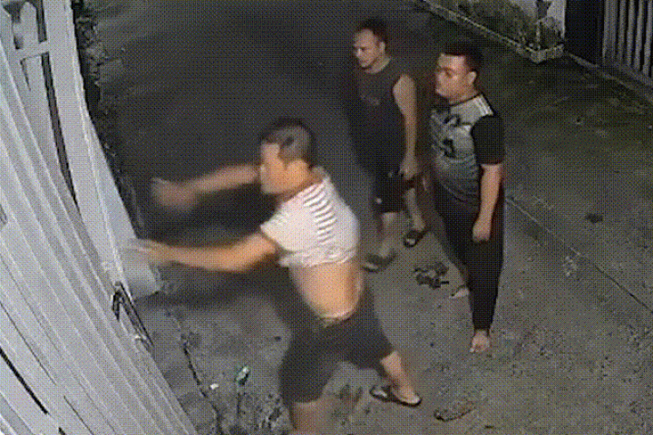 Phá cửa nhà hàng xóm vì bị nhắc nhở hát karaoke quá lớn