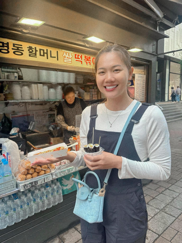Không còn là “cô gái nhút nhát”, Ánh Viên ngày càng rạng rỡ, nữ tính và tự tin hơn với phong cách thời trang hiện đại, thần thái cuốn hút trong từng khung hình.
