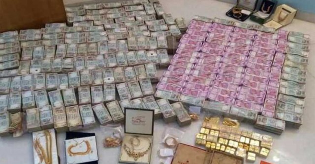 Đập vỡ tường nhà vệ sinh, phát lộ khối tài sản ...