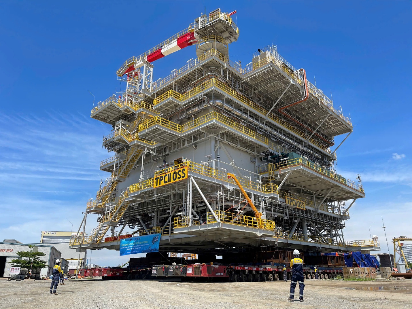 Kiện hàng topside có kích thước “khủng” được PPL vận chuyển bằng thiết bị đặc chủng SPMT