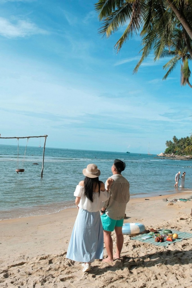 Nằm giữa Hòn Tre và quần đảo Nam Du, Hòn Sơn (hay Hòn Sơn Rái) thuộc tỉnh Kiên Giang là điểm đến ngày càng được yêu thích nhờ vẻ đẹp mộc mạc và chưa bị khai thác du lịch ồ ạt. Hòn đảo mang đến một không gian yên tĩnh với làn nước biển trong vắt, bãi cát trắng mịn và hàng dừa xanh mát trải dài ven bờ. Ảnh Ba Đình