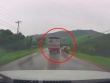 Clip: Kinh hoàng xe máy lộn nhiều vòng sau khi bị ô tô tải tạt đầu