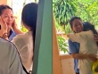 Đeo bảng đi tìm mẹ suốt 3 tháng giữa TPHCM, cô gái 18 tuổi vỡ òa khi đoàn tụ