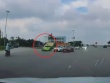 Clip: Nam thanh niên lộn nhào trên không, bay qua nóc ô tô sau va chạm cực mạnh
