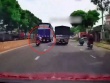Clip: Pha "bỏ bạn cứu mình", thanh niên nhảy khỏi xe máy trước va chạm