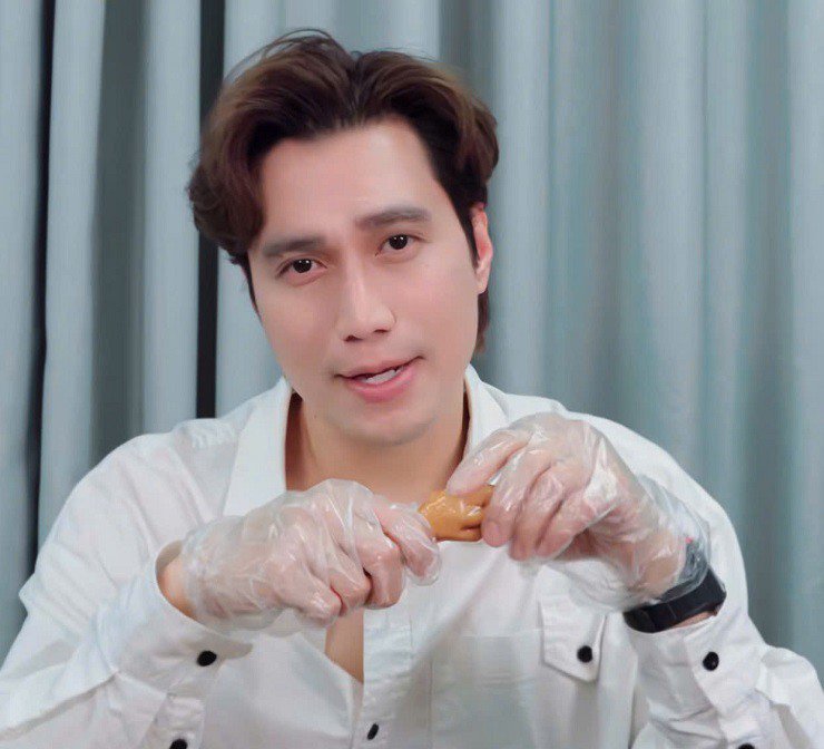 Diễn viên Việt Anh tích cực quảng cáo chân gà ăn liền mang thương hiệu riêng của anh.