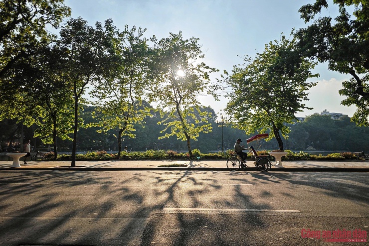 Thời tiết miền Bắc ban ngày nắng mạnh, có phần oi bức nhưng về chiều tối lại mưa dông.