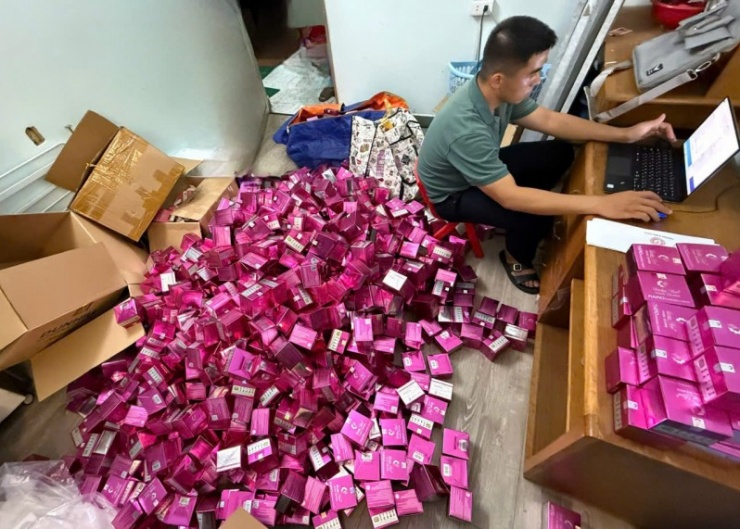 Lực lượng Công an kiểm tra, thu giữ số lượng lớn mỹ phẩm giả do Hạnh sản xuất.