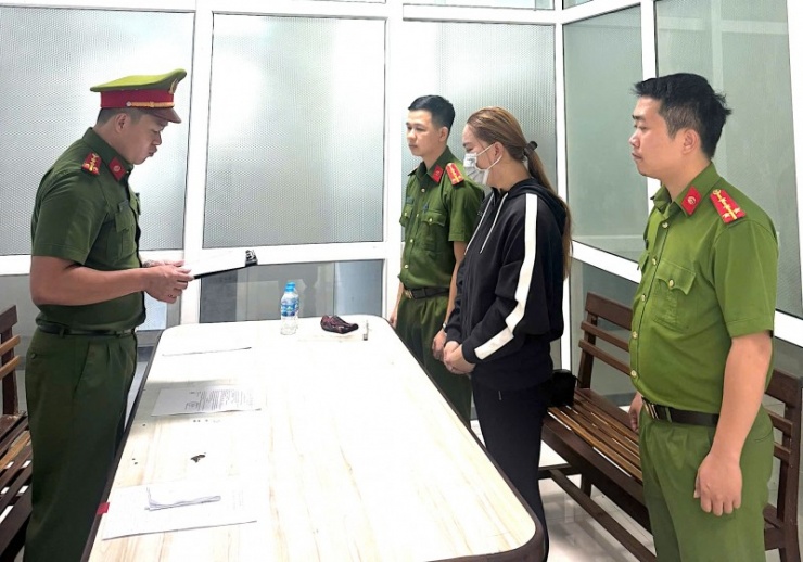 Cơ quan điều tra tống đạt quyết định khởi tố bị can đối với Nguyễn Thị Mỹ Hạnh.