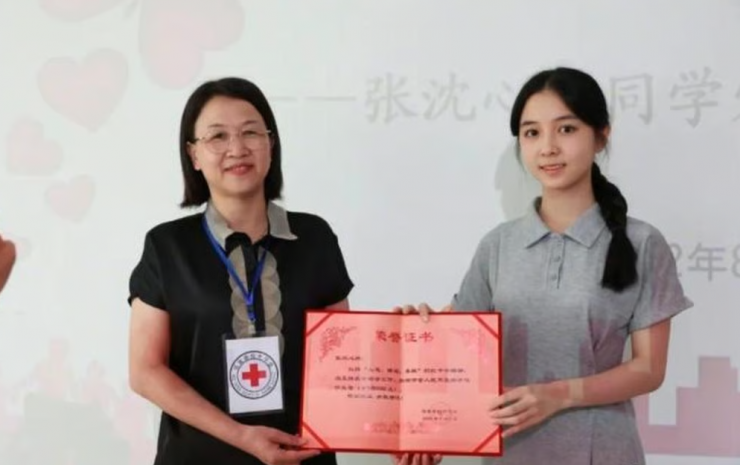 Một hành động tử tế của Zhang (bên phải) đã khiến một số người cho rằng cô đang cố gắng đánh bóng hình ảnh cá nhân trên mạng. Ảnh: SCMP