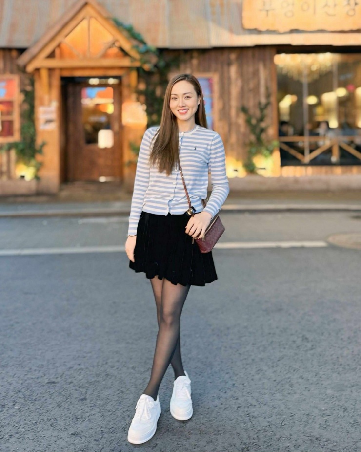 Yêu thích phong cách thanh lịch, vợ Công Lý không nằm ngoài xu hướng phong cách 'giàu ngầm'. Chiếc túi Bottega Veneta giá hơn 50 triệu đồng được người đẹp tậu gần đây với tông màu đỏ burgundy hợp mốt.