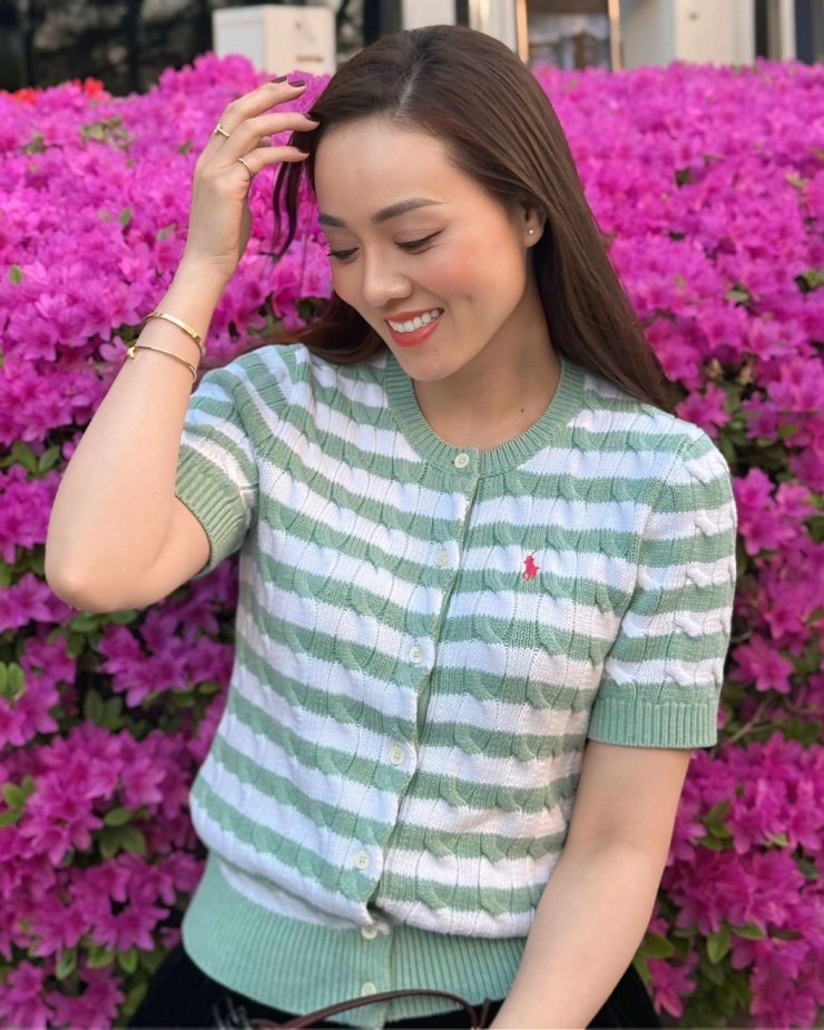 Vợ Công Lý diện cardigan với hình thêu logo kỵ sĩ cưỡi ngựa của Polo Ralph Lauren. Người đẹp nói cô sắm nhiều đồ của thương hiệu này vì chất liệu dệt kim đẹp, kiểu dáng trẻ trung, màu sắc dễ mặc.