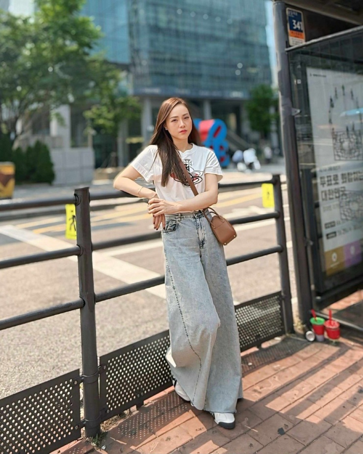 Chiếc túi Hermes Lindy màu nâu giá xấp xỉ 300 triệu đồng được Ngọc Hà chăm chưng diện nhờ kiểu dáng nhỏ xinh, chất liệu da mềm, đựng được nhiều đồ. Cô thường kết hợp cùng trang phục năng động.