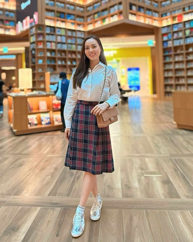 Để thuận tiện cho việc di chuyển liên tục, người đẹp thường diện các đôi sneakers của Onitsuka Tiger - thương hiệu cũng là hot trend thời gian gần đây.