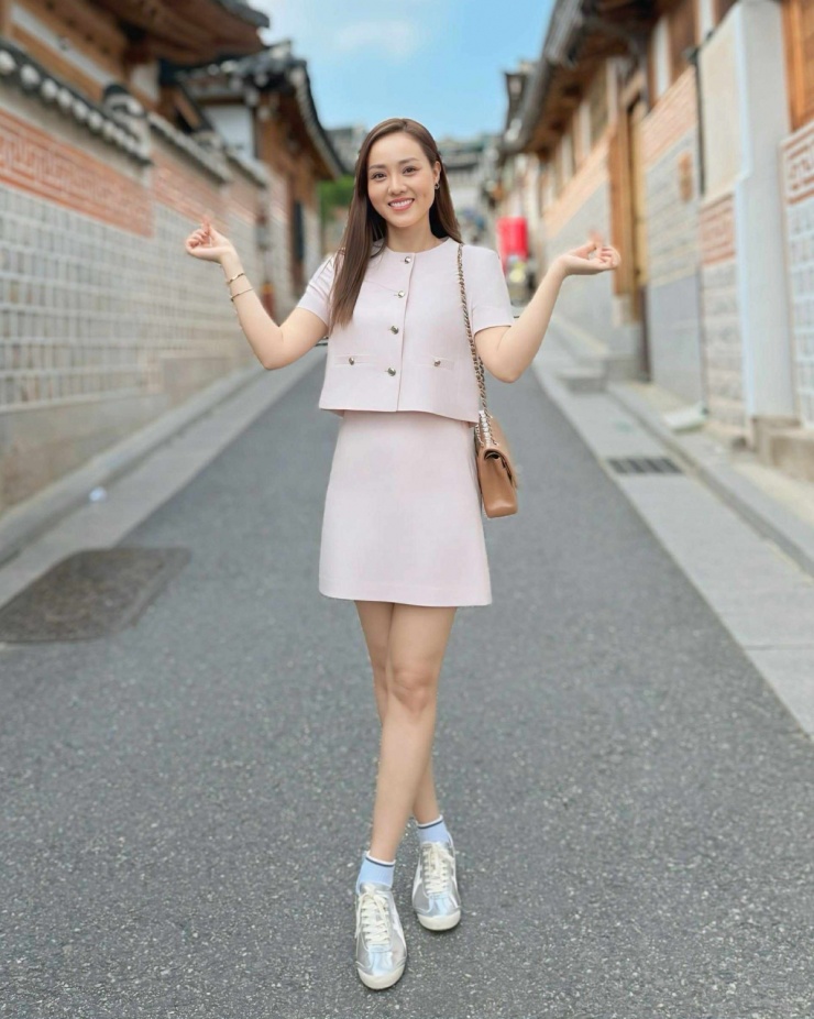 Bà xã Công Lý trẻ trung với set trang phục của một local brand Hàn Quốc, phối cùng túi Chanel và giày Onitsuka Tiger. Ngọc Hà cho biết cô làm trong lĩnh vực truyền thông, KOL nên luôn cần xây dựng hình ảnh đẹp. Người đẹp cố gắng 'cày cuốc' để vừa lo chữa bệnh cho chồng, vừa có thể sắm những món đồ mình yêu thích.