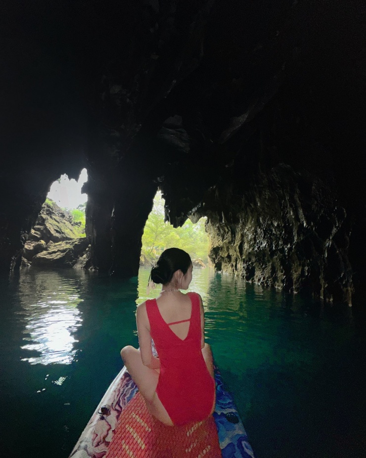 Chèo SUP bên trong hang động.