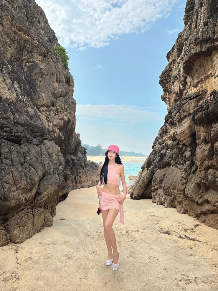 Du khách lưu lại những tấm ảnh làm kỷ niệm.