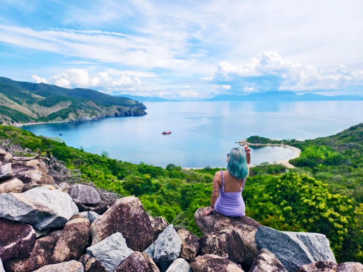 Vẻ đẹp hoang sơ của đảo Bích Đầm hấp dẫn du khách. Ảnh: Thiều Sang