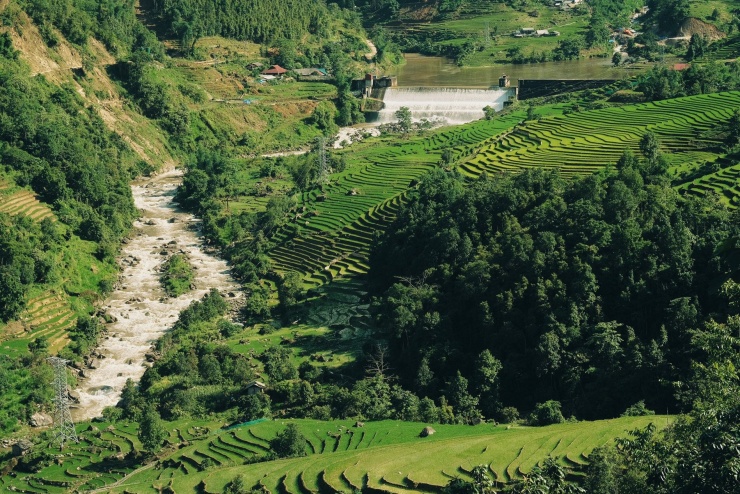 Nếu đến đây vào thời điểm từ tháng 9 đến tháng 4 năm sau, du khách có thể trải nghiệm săn mây, còn từ tháng 8 đến tháng 10 là mùa lúa chín