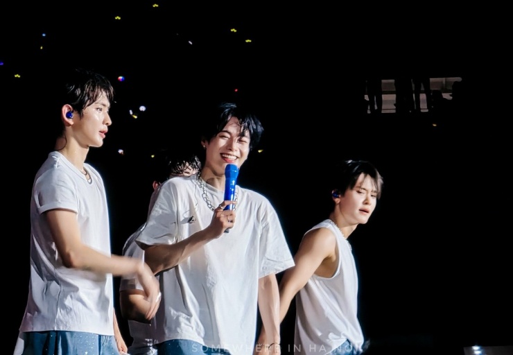 Hanbin (giữa) được chú ý khi cùng các thành viên Tempest biểu diễn ở đêm nhạc Kpop có G-Dragon, tối 21/6 ở sân vận động Mỹ Đình, Hà Nội. Nhóm nhạc của anh cover ca khúc Sóng tình (nhạc sĩ Tuấn Khanh), được nhiều khán giả hưởng ứng. Ngoài biểu diễn, anh làm MC sự kiện, có một số màn nhảy khuấy động không khí. Ảnh: Phạm Thế Hiển